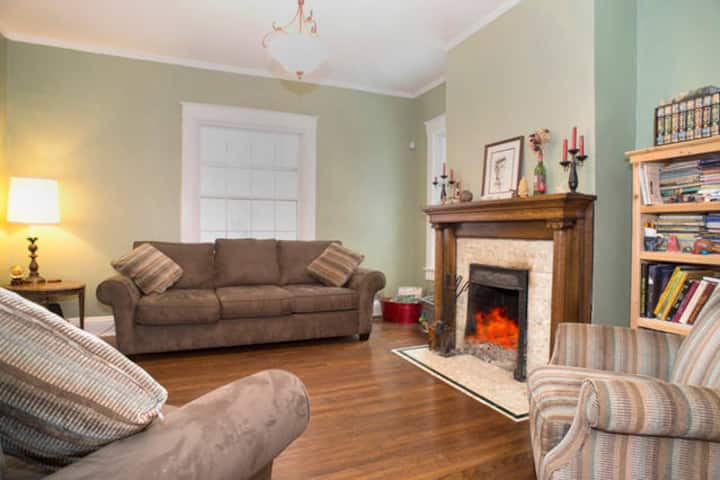 The Circus: A Holistic Homestay: Room2 - Kansas City, MO