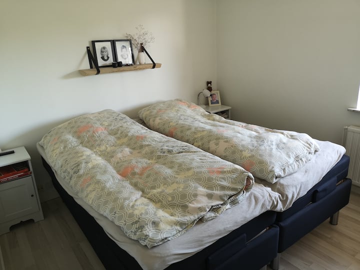 ห้องนอนในห้องหลักพร้อมเตียงคู่