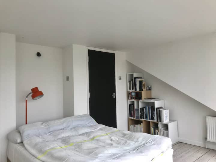 غرفة نوم رئيسية في الطابق العلوي