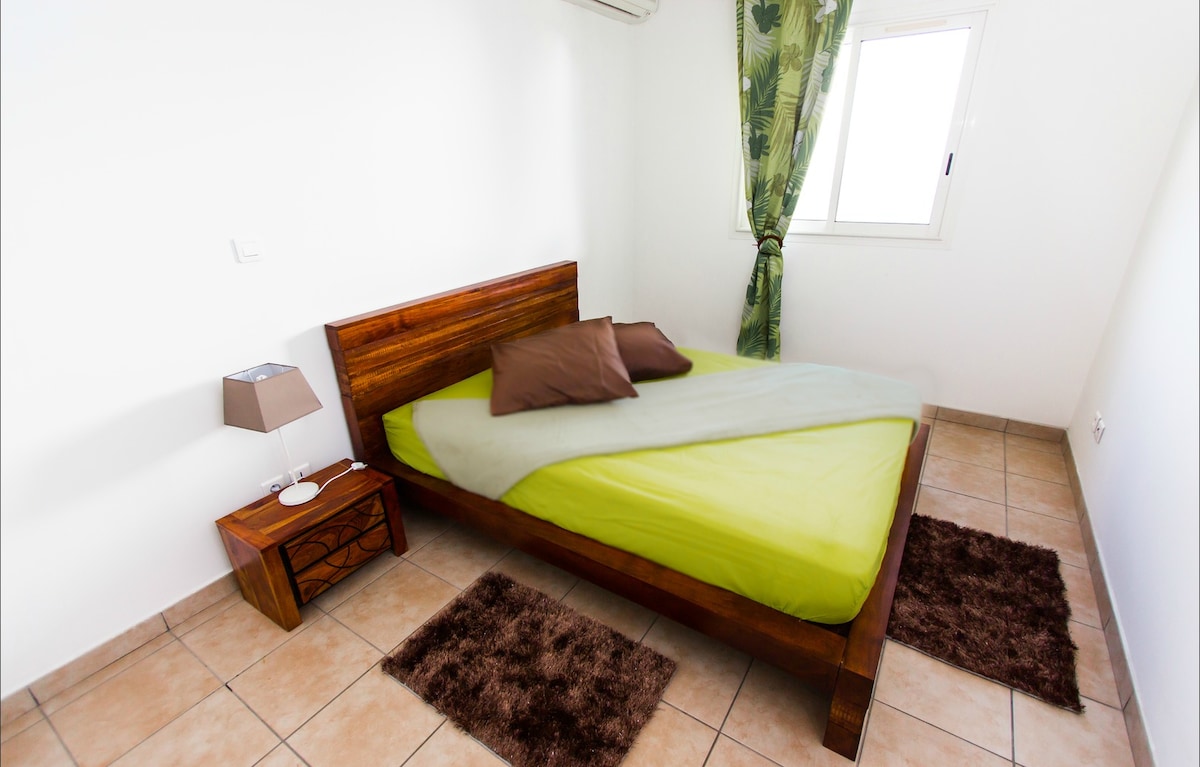 Cama de 140*190, posibilidad de tener una cuna para los más pequeños (sin coste adicional)