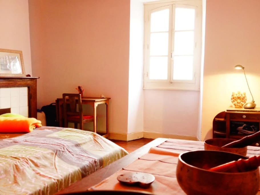 Chambre calme vue sur le mont basque. Lit double + possibilité de placer un troisième lit