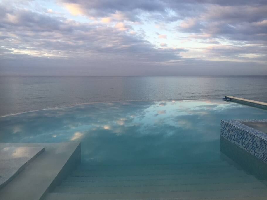 Piscina Infiniti al atardecer