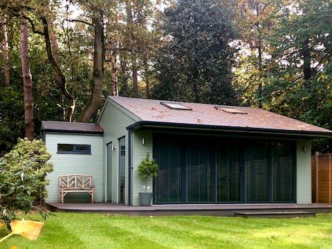 Successful Airbnb property: Beautiful, private, garden, woodland sanctuary in Surrey Heath