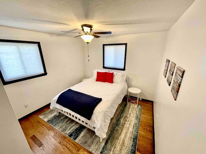 Chumba cha Wageni A - Kitanda cha Ukubwa wa Malkia. Iko upande wa kushoto wa Chumba cha Watoto na upande wa kulia wa Chumba cha Wageni B.