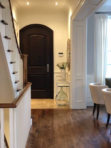 5 bdrm, 4.5 bath Stunning House in Midtown gallery image 3