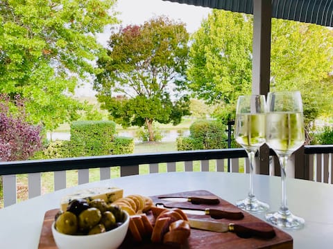 Verona Cottage- charming cottage so close to town!