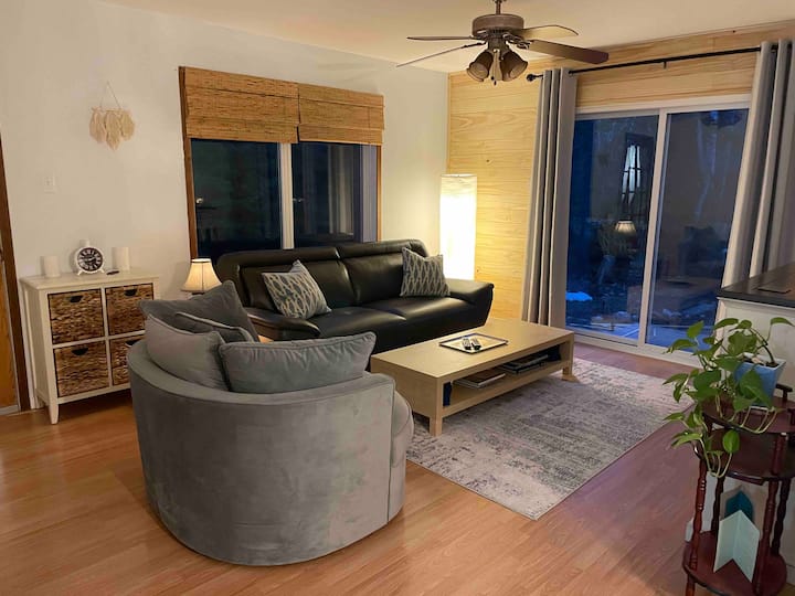 Relaxing 3 Bedroom Cabin With Hot Tub - Manitoba