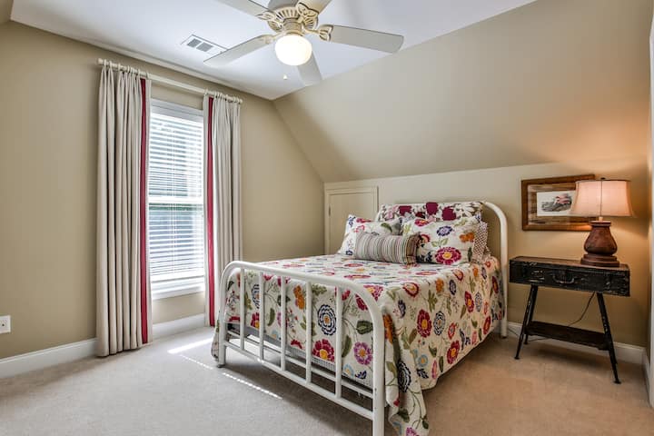 ห้องนอน 1 ชั้นบน - เตียงเต็มรูปแบบและ
Jack & Jill Bath