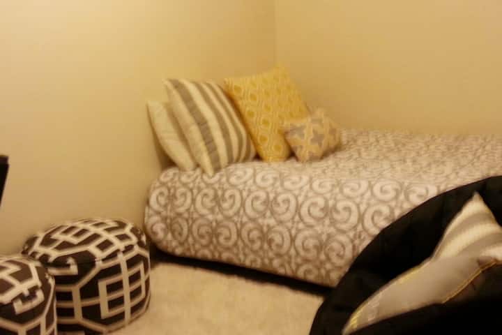 Chambre supplémentaire avec futon de grande taille aménagé pour dormir