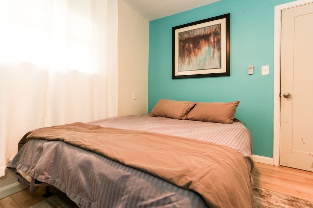 Comfortable queen sized memory foam bed and your choice of memory foam or regular pillows to get a good night sleep