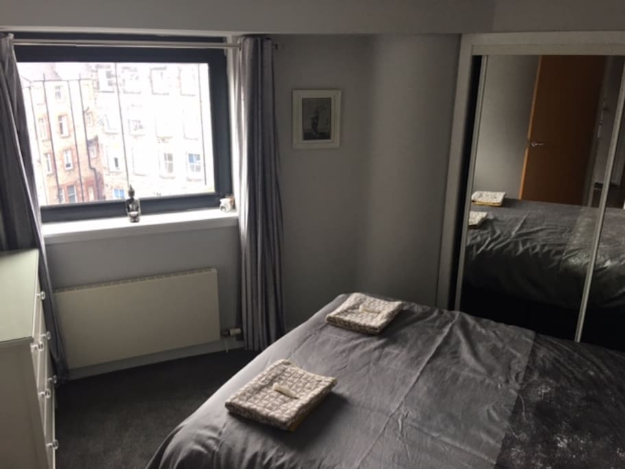 Kingsize Bedroom (view 2)