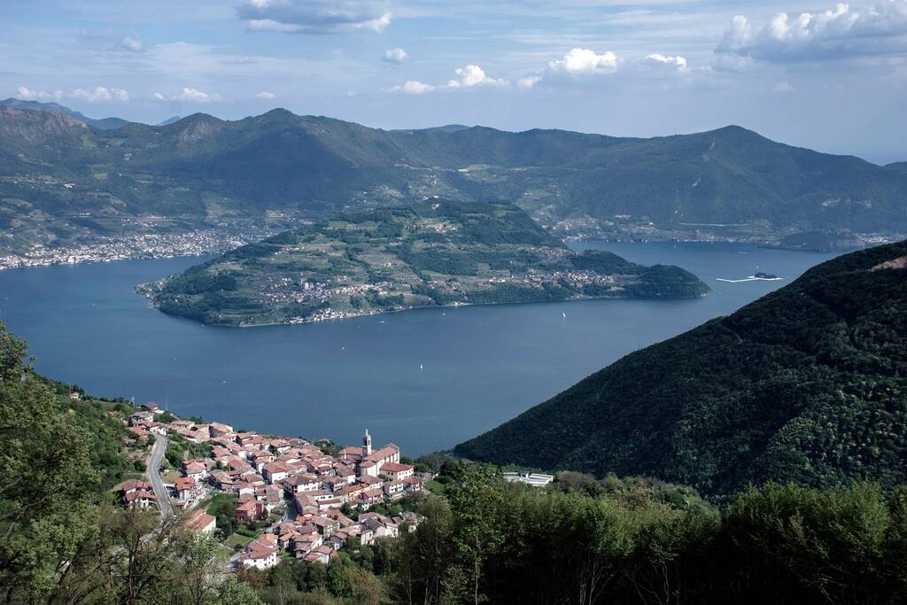 vista di Montisola e parte del lago d'iseo