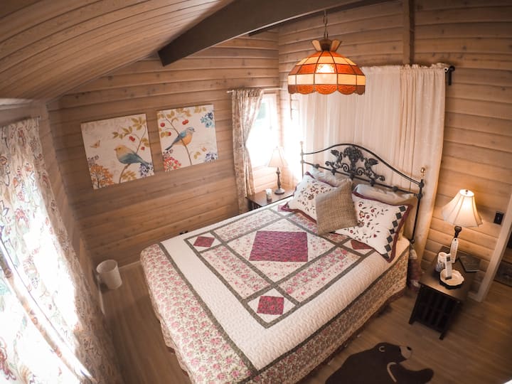 Chumba cha kulala cha Master kilichochukuliwa kutoka kona ya SE