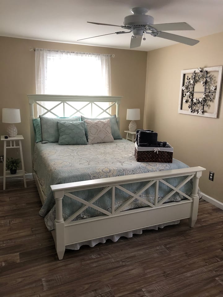 Მთავარი საძინებელი, საწოლი 152 × 203 სმ