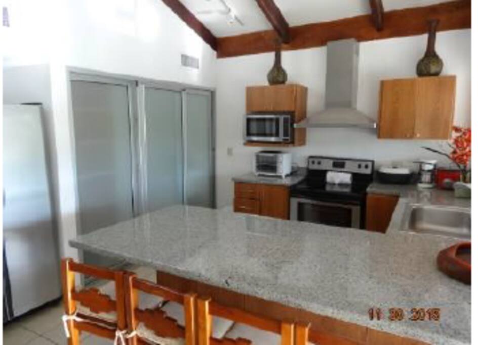Kitchen fully equipped and open space integrated with living área and external terrace