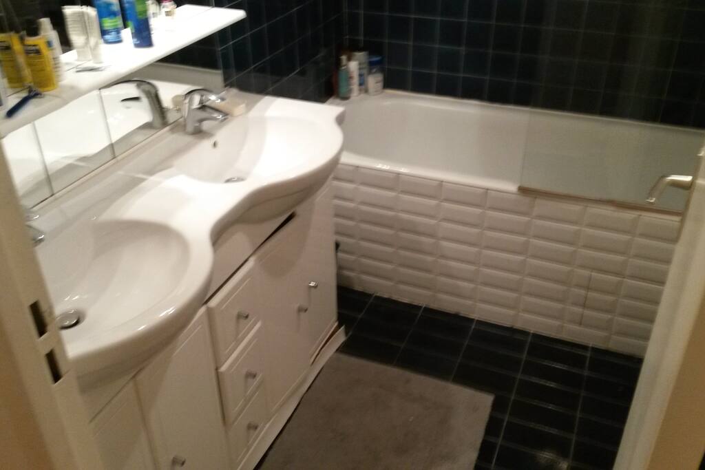 grande salle de bains , avec baignoire, WC et lavabo double