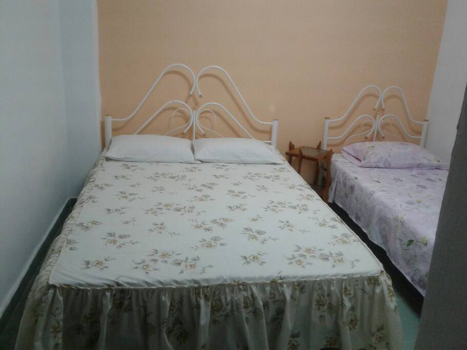 Habitación completamente equipada con sábanas limpias (las cambiamos cada dos días), toallas, champú, caja fuerte, frigorífico, perchas y aire acondicionado.