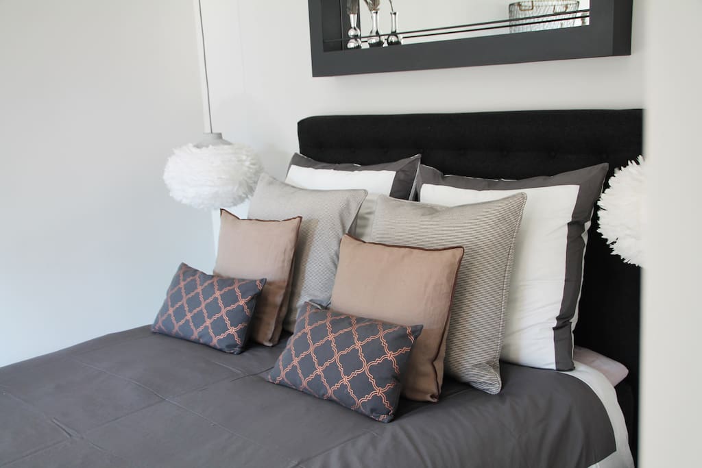 Boxspring Bett mit Kissenschlacht