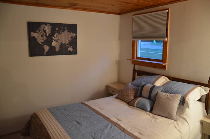 Spálňa na prvom poschodí s manželskou posteľou Queen