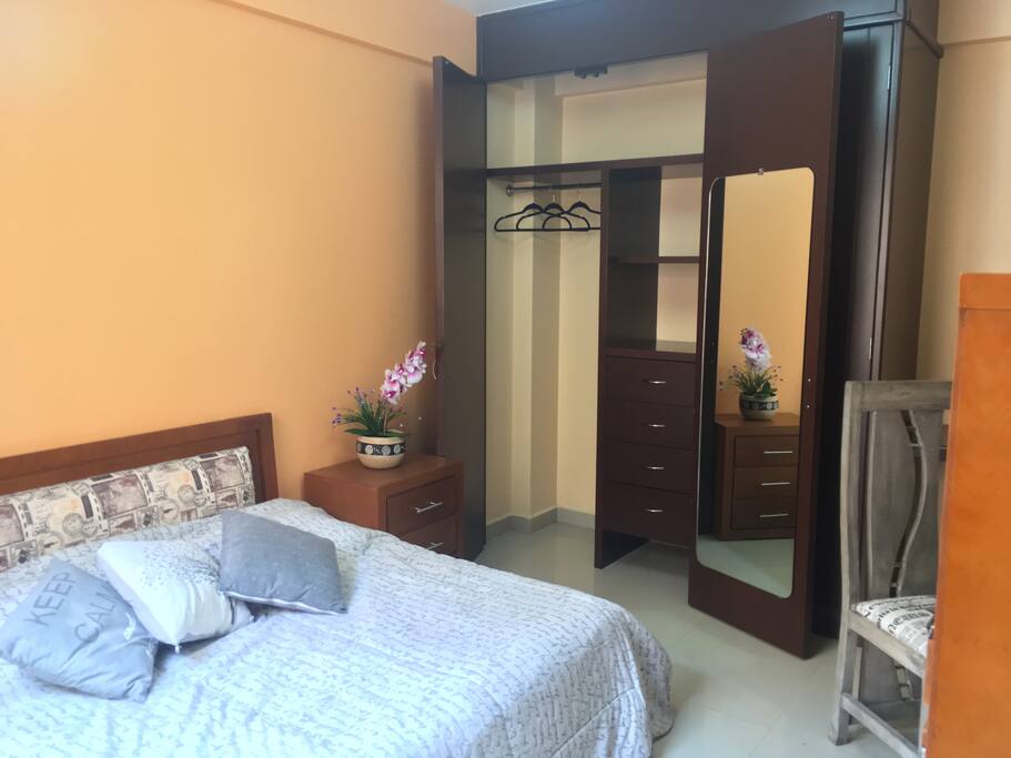 Double bed with bureau ,closet, mirrow, and workdesk.
Cama matrimonial con buró, closet, espejo y estación de trabajo