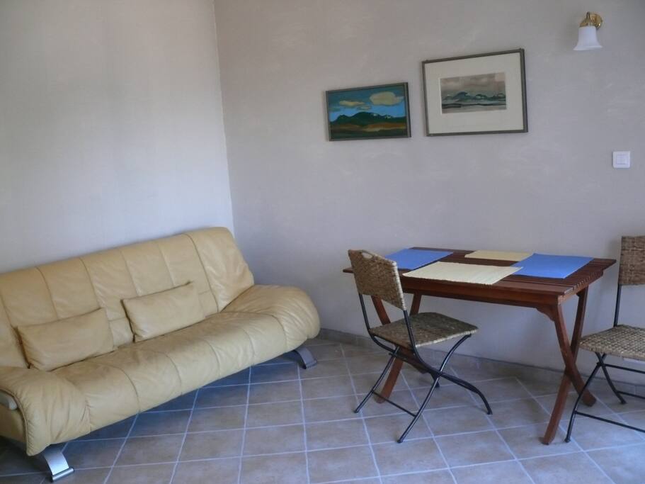 Wohnzimmer mit Schlafcouch (Kinder oder zusätzliche Person) mit Eßtisch für vier Personen