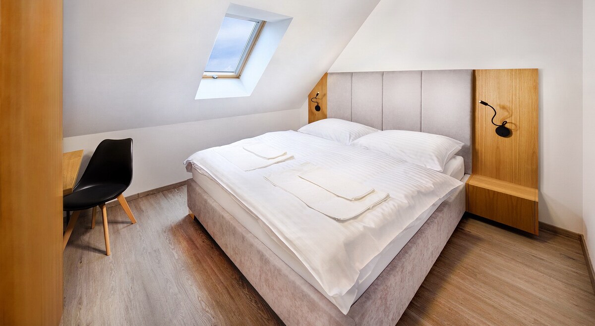 Dormitorio con cama king size