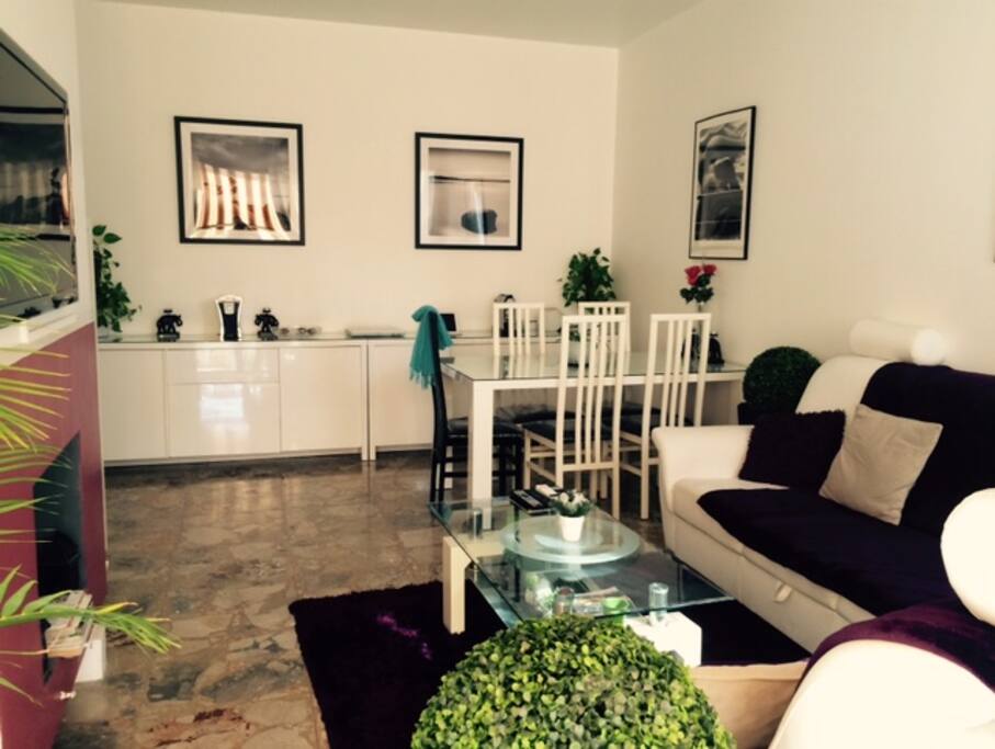 Salon avec cheminée, coin détente avec grand canapé d angle Coin repas pour 5 personnes Grand bar avec de nombreux rangements