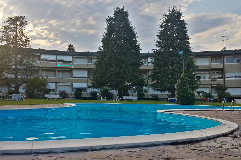 Vista da bordo piscina. / View from the swimming pool.