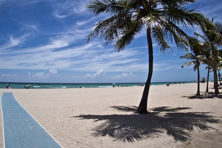 ~Hollywood Beach Cottage #3 ~ Steps to Ocean Front