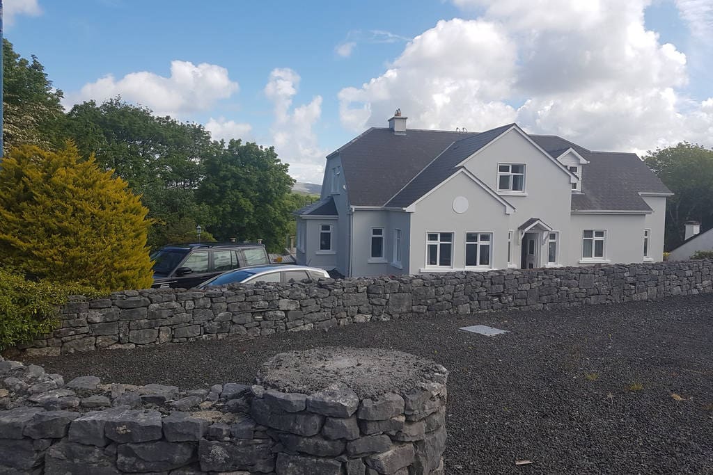Sliabh Uisce & parking spaces