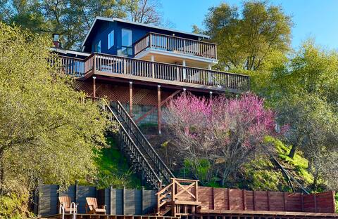 Tulloch Lakeside Escape