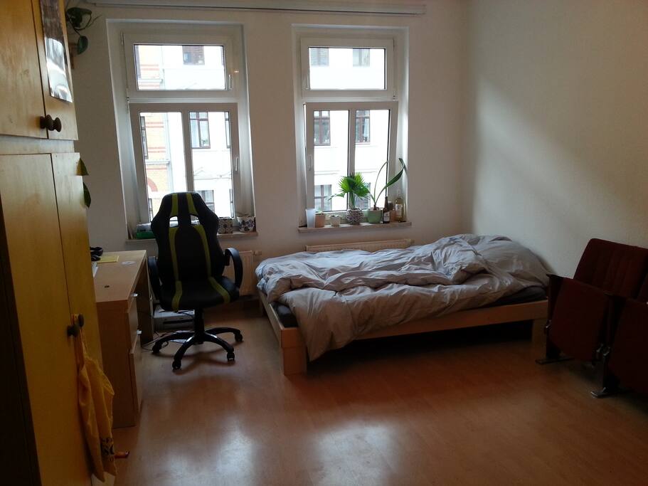 Ein Doppelbett mit Schreibtisch. Auch der Rechner kann genutzt werden.