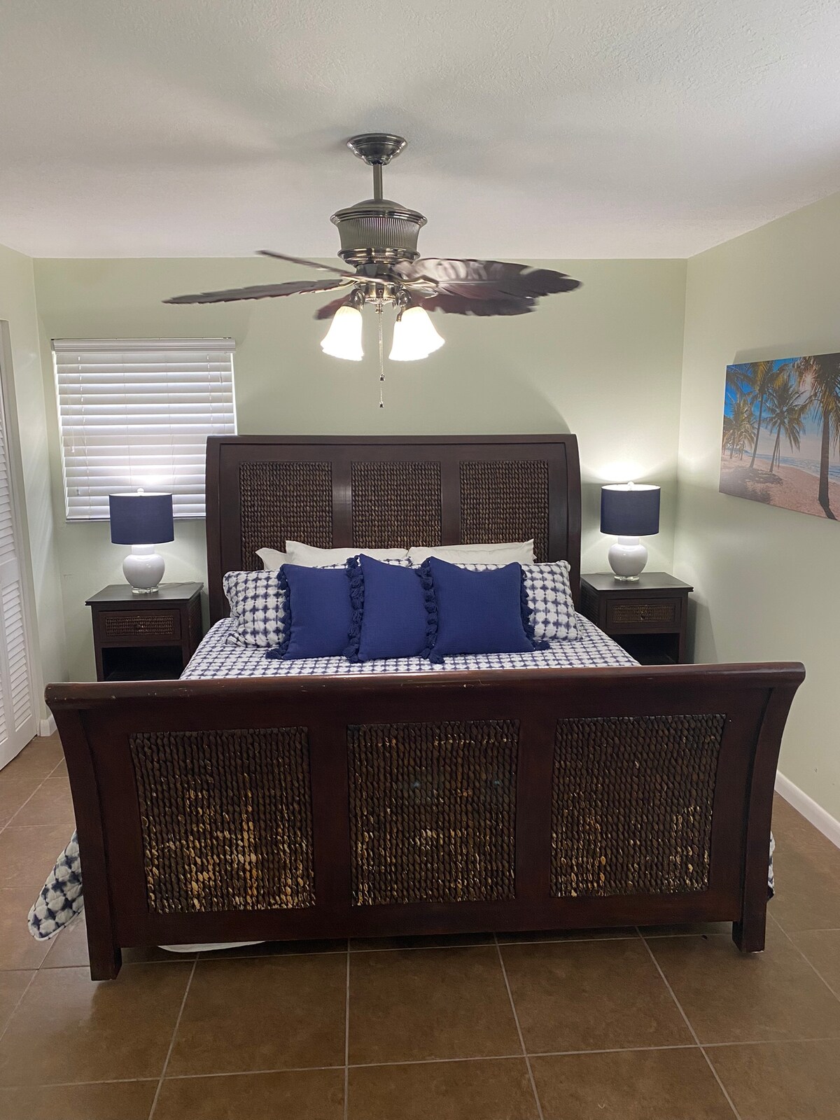 เตียงใหญ่พร้อมสมาร์ททีวีขนาด 42 นิ้ว