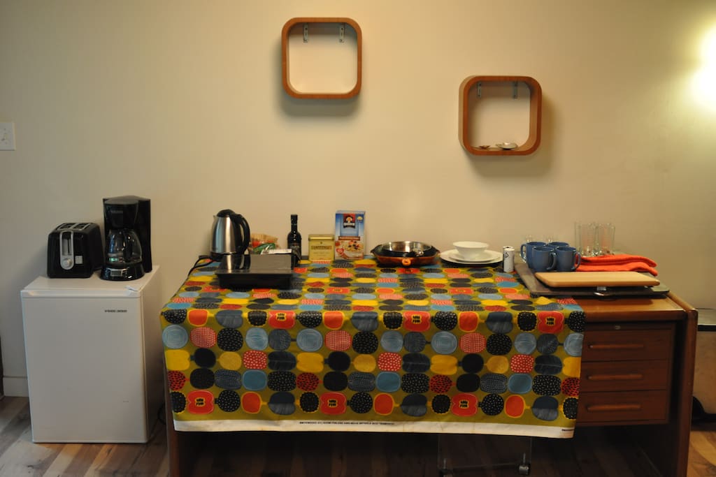 Living Room with Cooktop, Mini Fridge, Toaster and Coffee maker