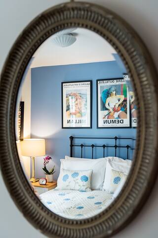 Charming City Centre Cottage with Lush Garden gallery image 2