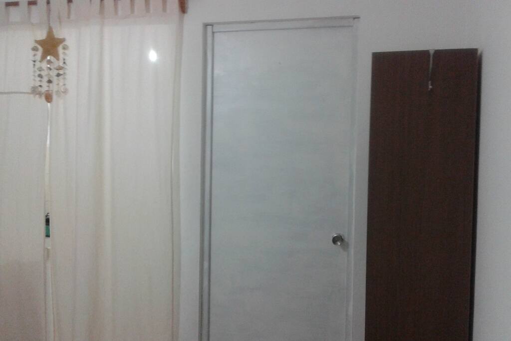 Acceso cocineta y baño