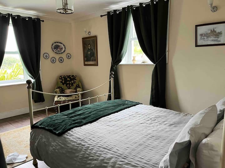 นี่คือห้องนอนชั้นล่างข้างห้องน้ำ 