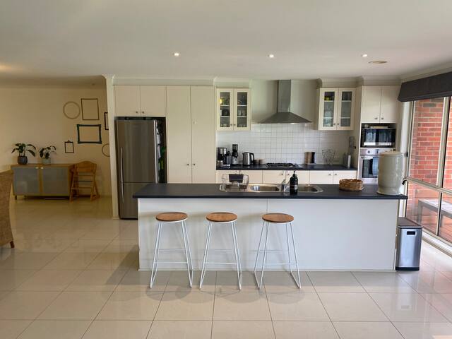 “Gumnut Mews” Bright & Cheerful 4brm family home. gallery image 4