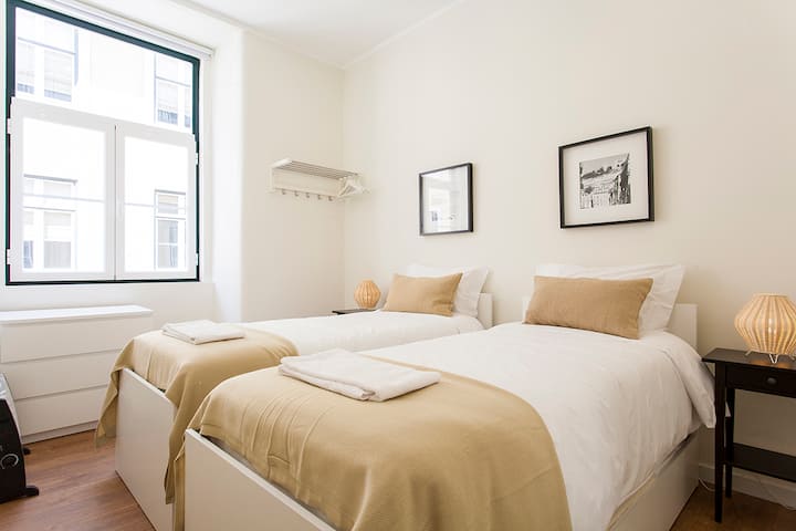 Habitación #2: 2 camas individuales y una cama individual más debajo de cada cama. (Sueño 2+2)