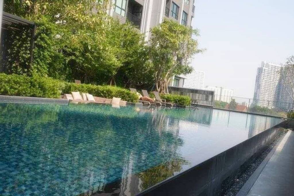 免费超大露天空中泳池