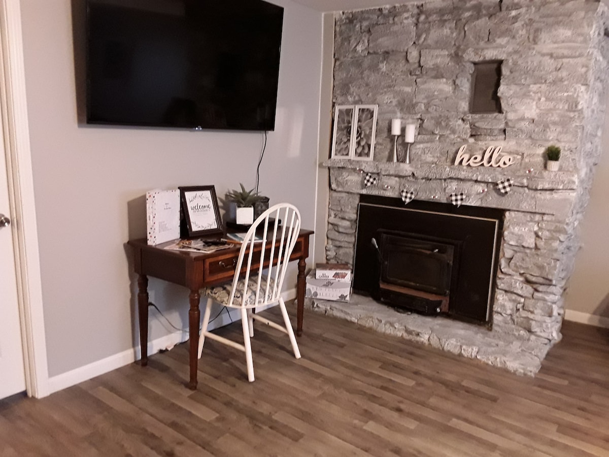 Sadržaji uključuju TV ravnog ekrana dijagonale 65inča s Roku pristupom (Netflix, Prime itd.), brzi Wi-Fi i određeni radni prostor.