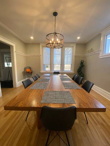 5bdrm Sauna/Hottub/Arcades/Close to DT and Beach gallery image 4