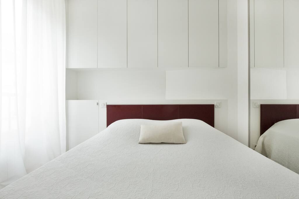 une chambre sur rue typiquement parisienne