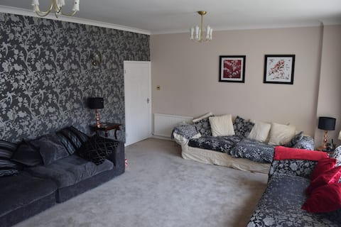 Popular Airbnb listing: Spacious 5 bedroom House **10 mins Walk to City ** in Lenton & Wollaton East
