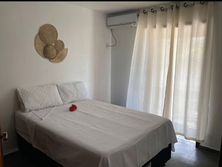Habitación 1.  Tiene una cama doble, balcón y aire acondicionado digital.
