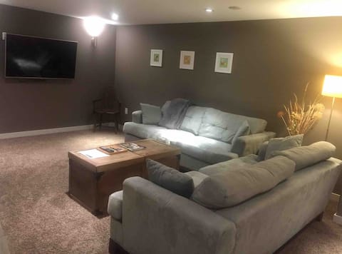 Cozy Basement Suite with Private Entrance