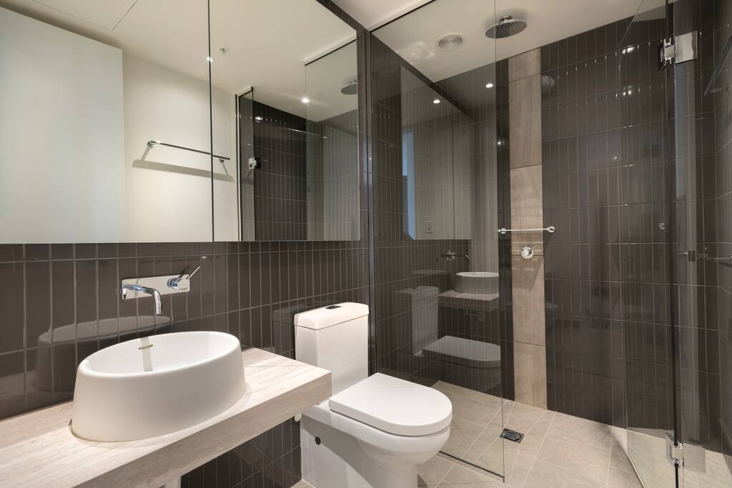 Bedroom 1 washroom