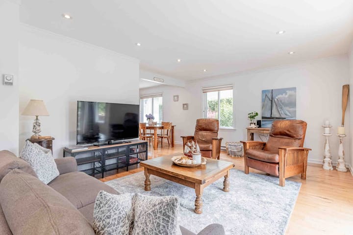 The Beachside Cottage - 3 Bedroom | 2 Bathroom | - White Rock, Britanya Kolumbiyası