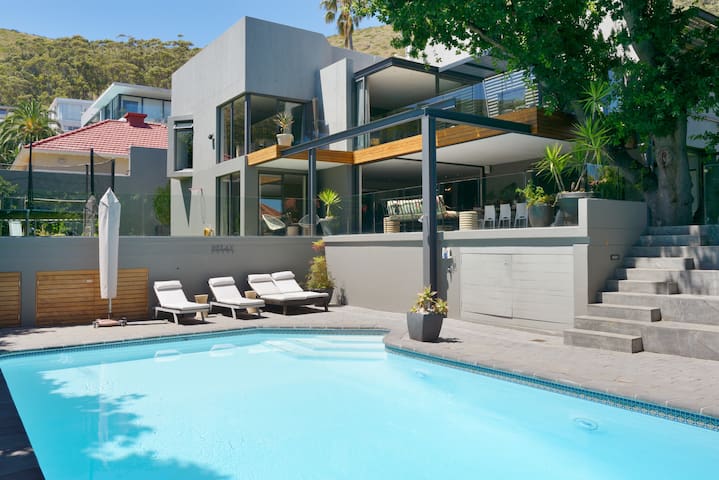 Modern Spacious family Urban Oasis Villa gallery image 2