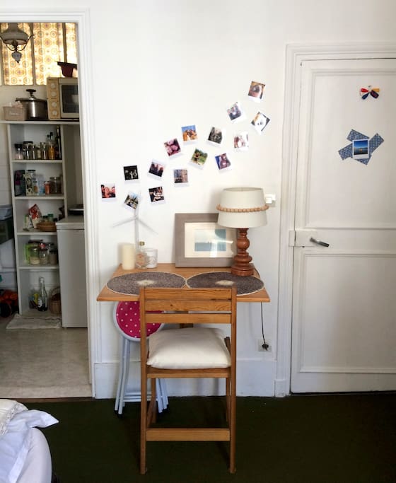 Petit coin repas, à gauche, vue sur la cuisine, à droite, porte de la salle de bain